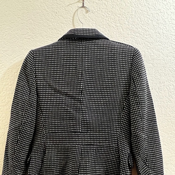 Used jacket in good condition, no rips, runs small - Picture 2 of 8